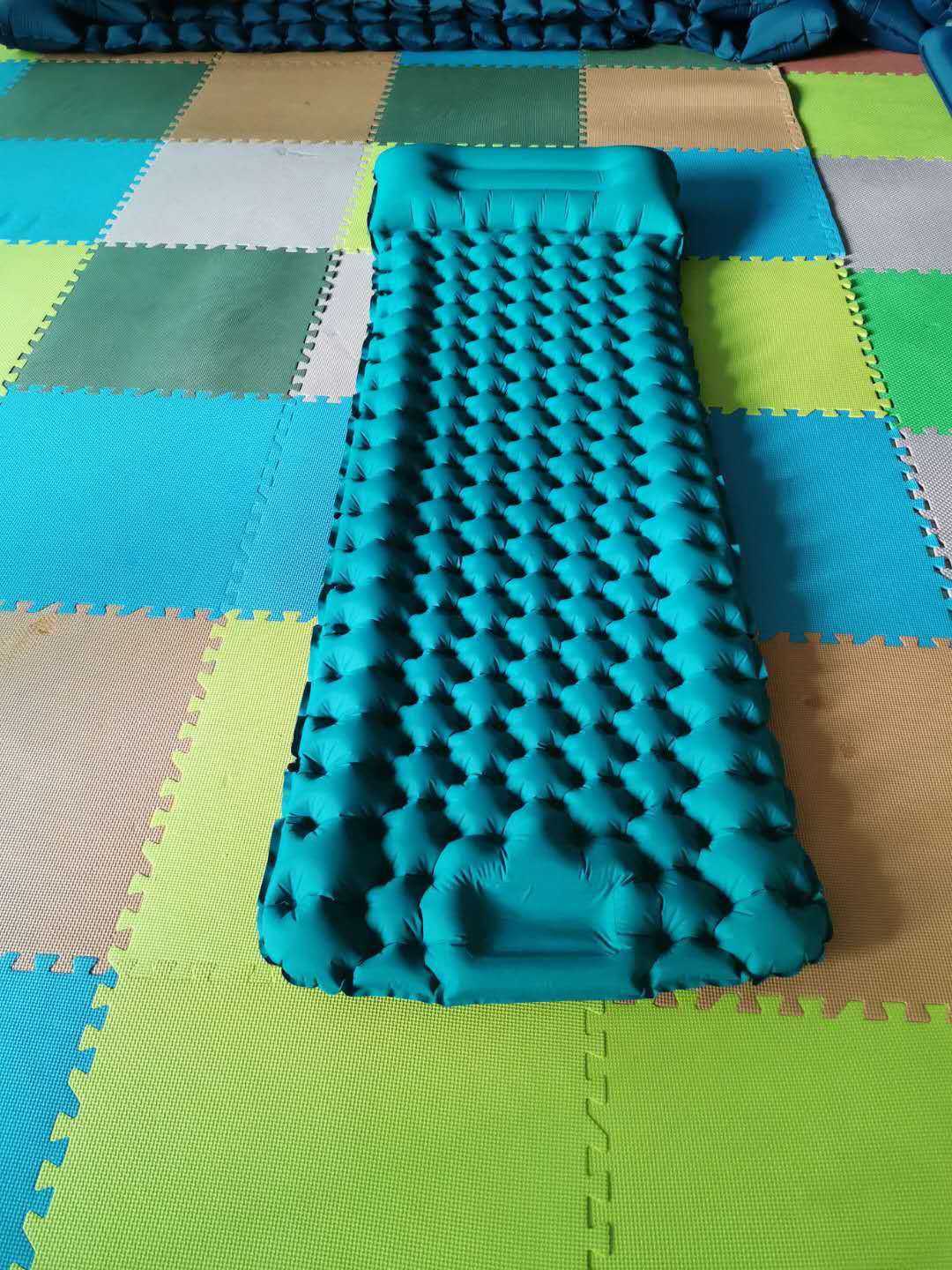 Inflatable Camping Sleeping Pad Pillow - Colchón Inflable Individual para Camping, Diseño